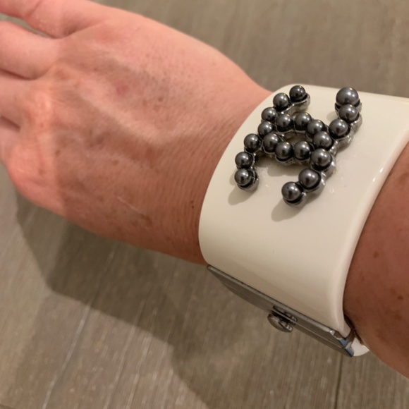 Chanel cuff in ivory  color with grey pearls (CC logo) - Picture 12 of 15